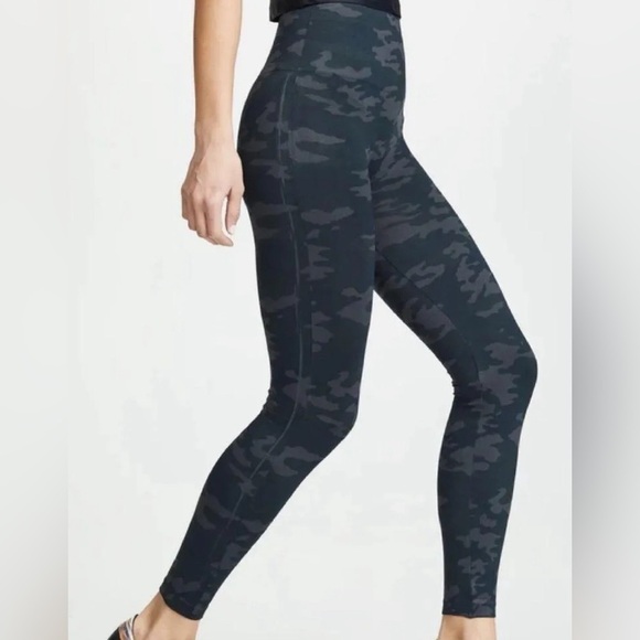 SPANX Pants - NEW SPANX - Look At Me Now Seamless Leggings